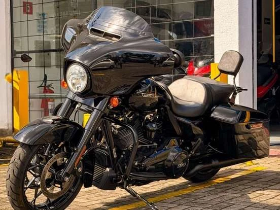 Harley-Davidson CVO Street Glide preta exibida na loja, com design moderno e alta performance, ideal para entusiastas de motos de até 200 mil reais.