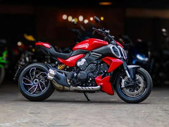 Ducati Diavel V4 vermelha em showroom com design moderno e potente, ideal para quem busca uma motocicleta de alta performance até 200 mil reais.