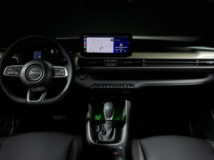 Jeep Avenger tem interior revelado