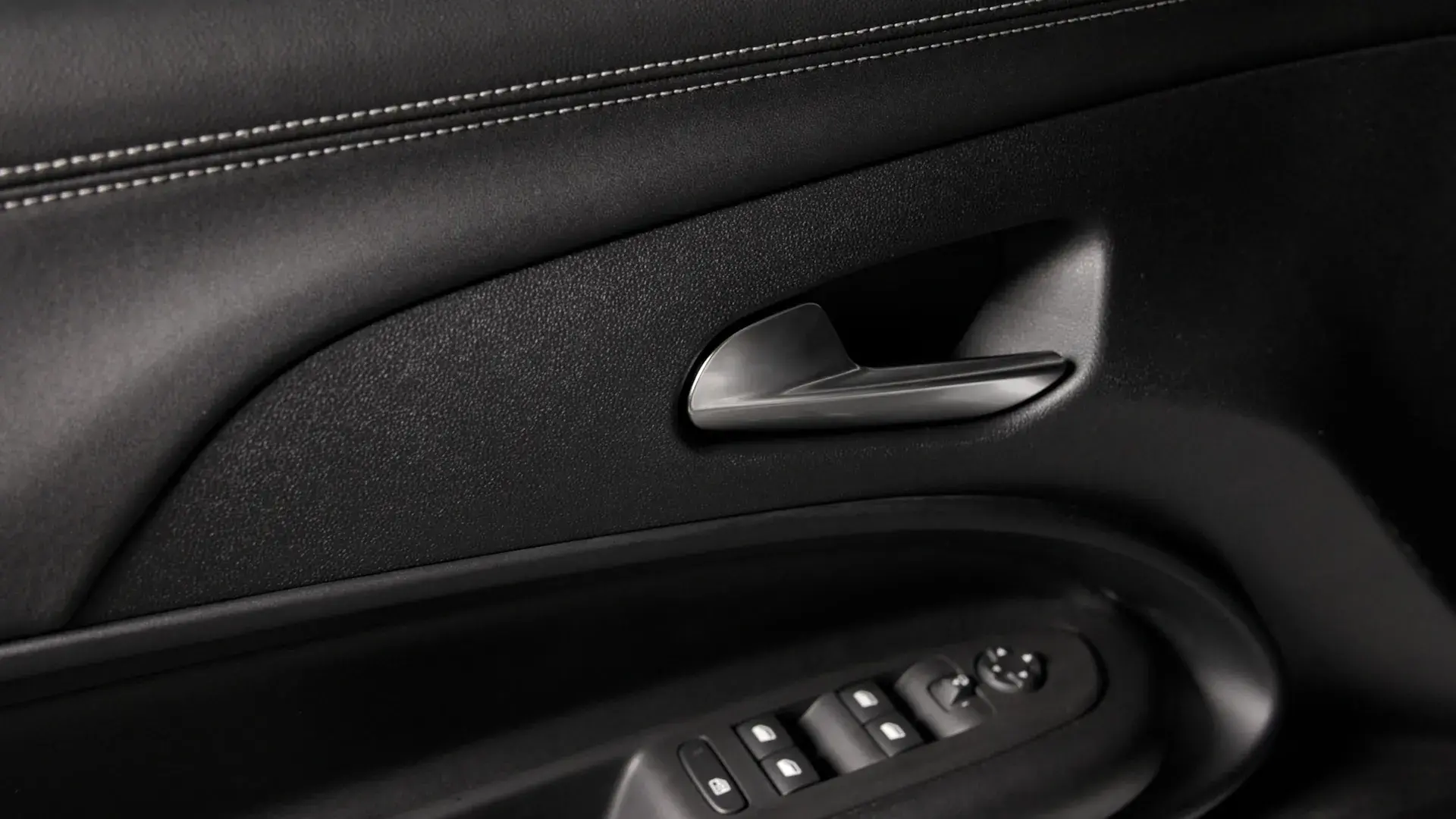 Jeep Avenger tem interior revelado