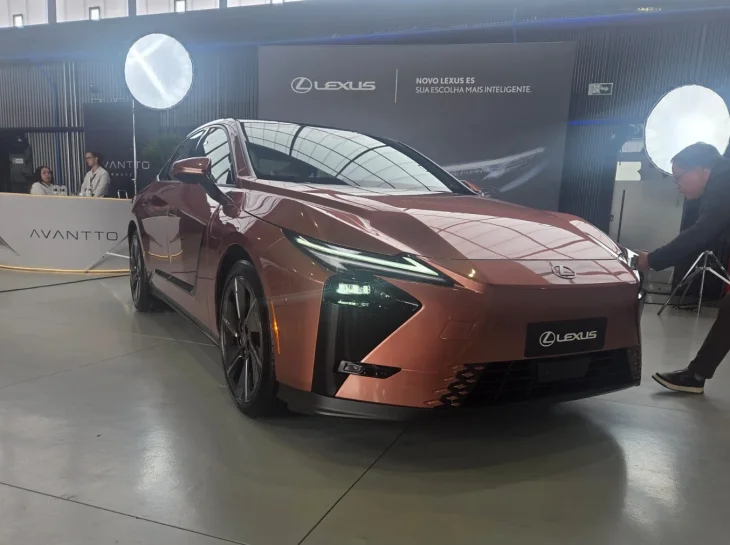 Lexus ES chega por R$ 399.990