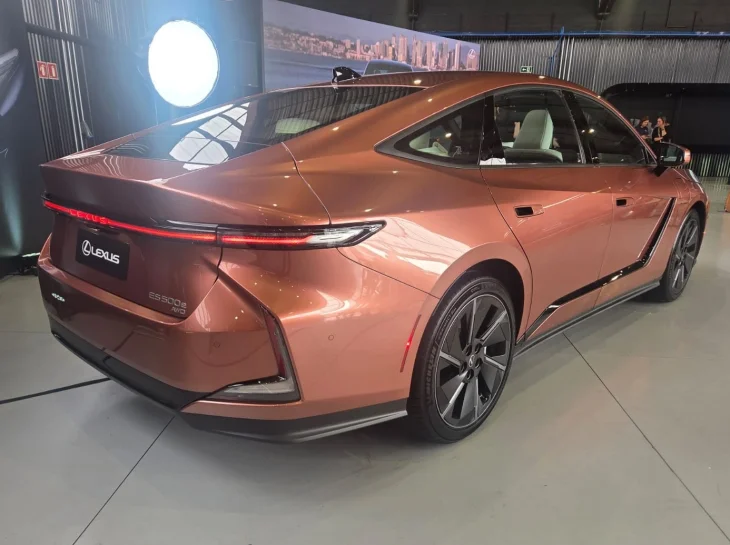 Lexus confirma ES 500e ainda para 2026