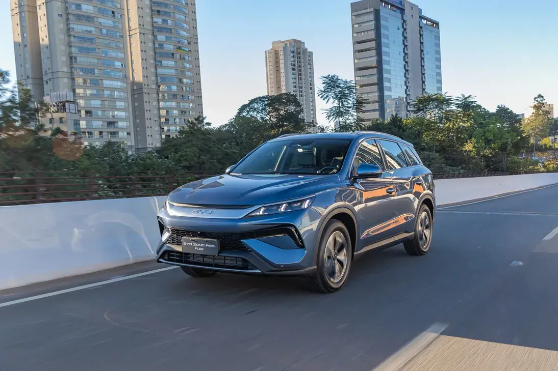 O BYD Song Pro chega à linha 2027 com atualizações importantes por fora e por dentro