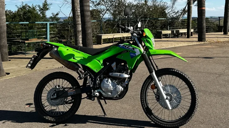 Kawasaki KLX 230 ganha programa de revisões com preço fixo no Brasil